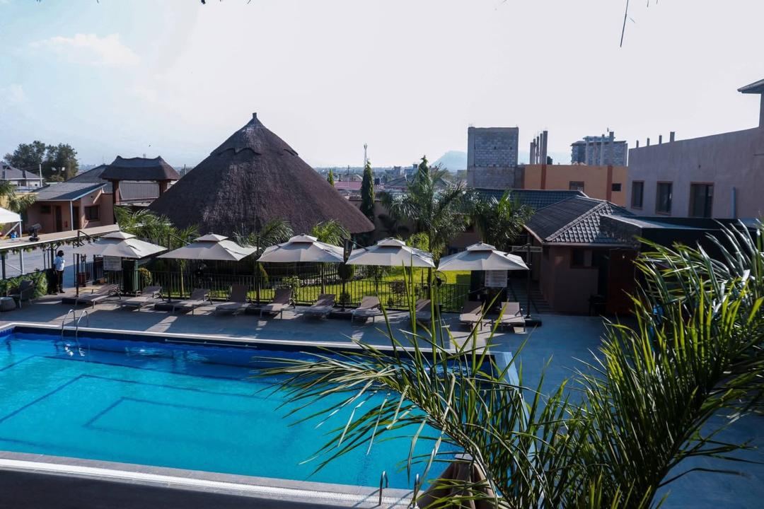 Boulevard Lounge Pool & Resort